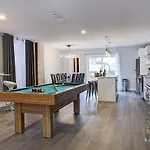 Modern Townhouse With Rooftop Deck
