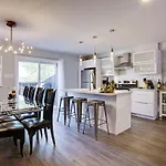 Modern Townhouse With Rooftop Deck